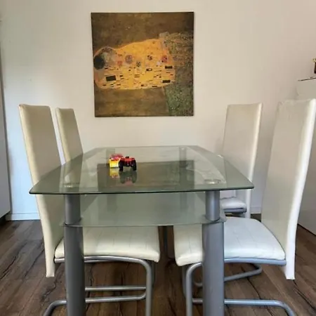 Homestay Samowar Twin For Max 2 Persons With A Bed And A Couch Munich
